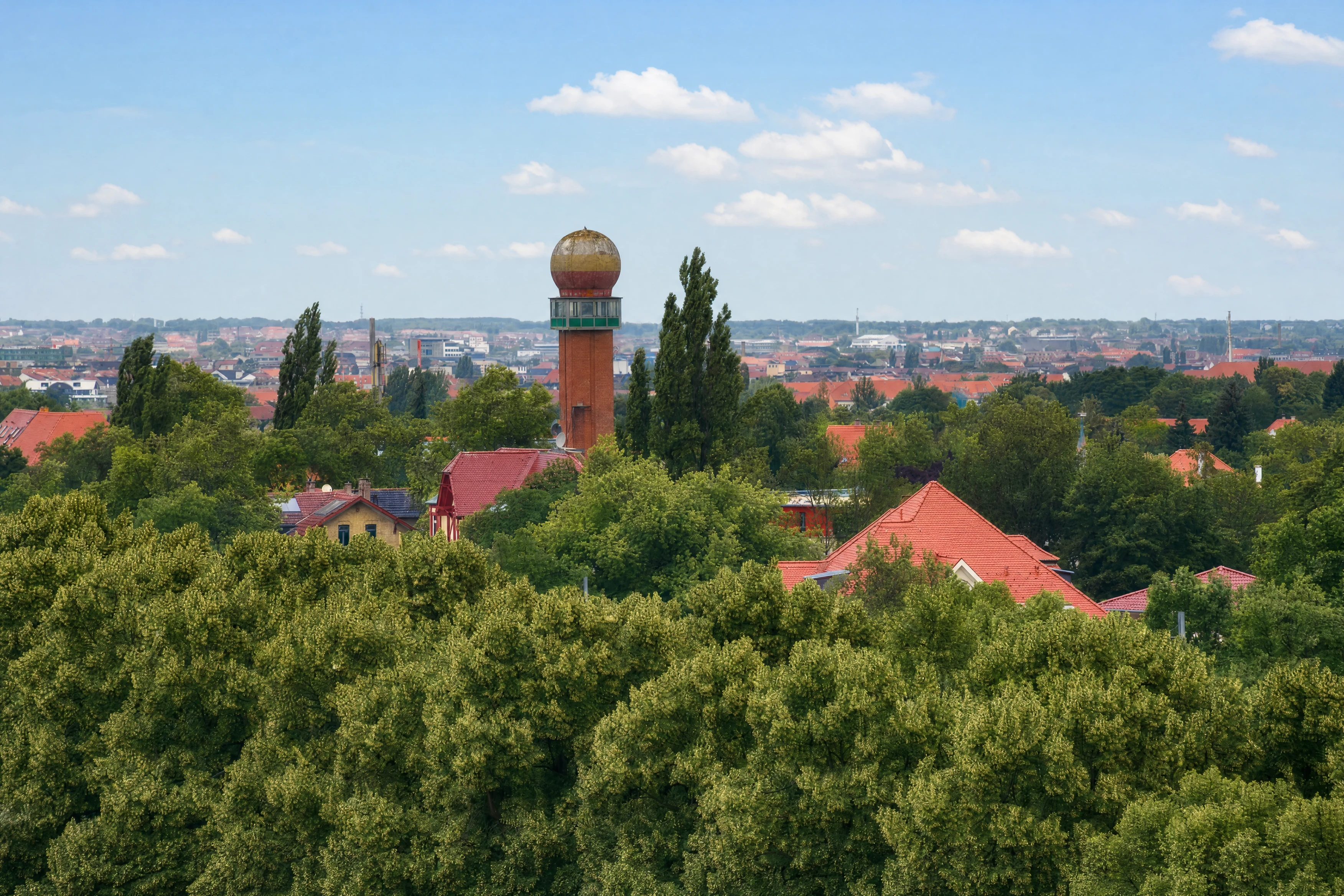 Blick über die Dächer im Großraum Leipzig mit dem Wasserturm über den Baumkronen