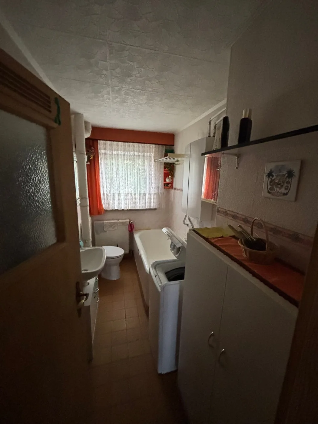 Älteres Badezimmer mit Waschmaschine vor der Haus-Entrümpelung