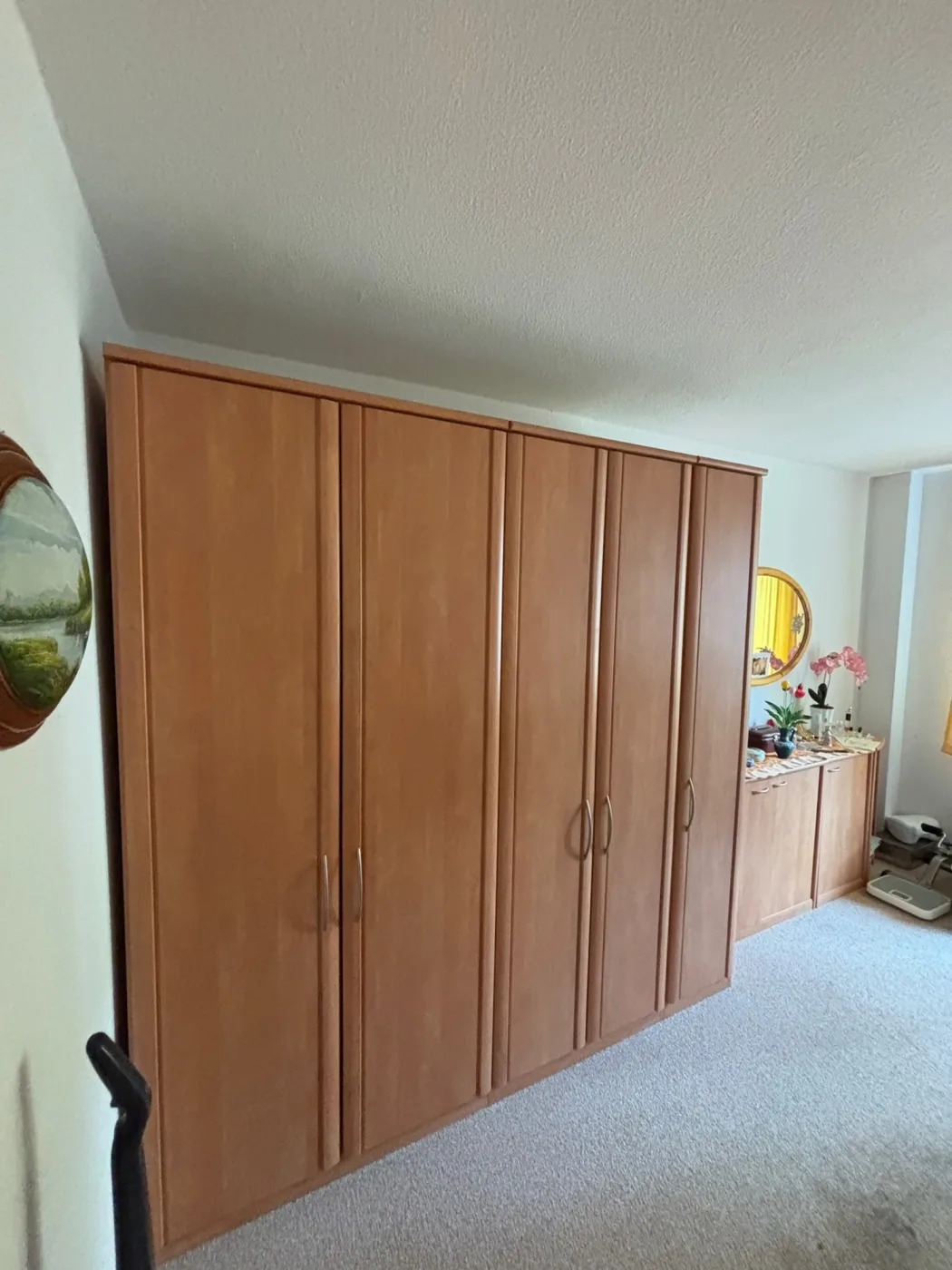 Möbliertes Schlafzimmer mit Kleiderschrank vor der Haus-Entrümpelung