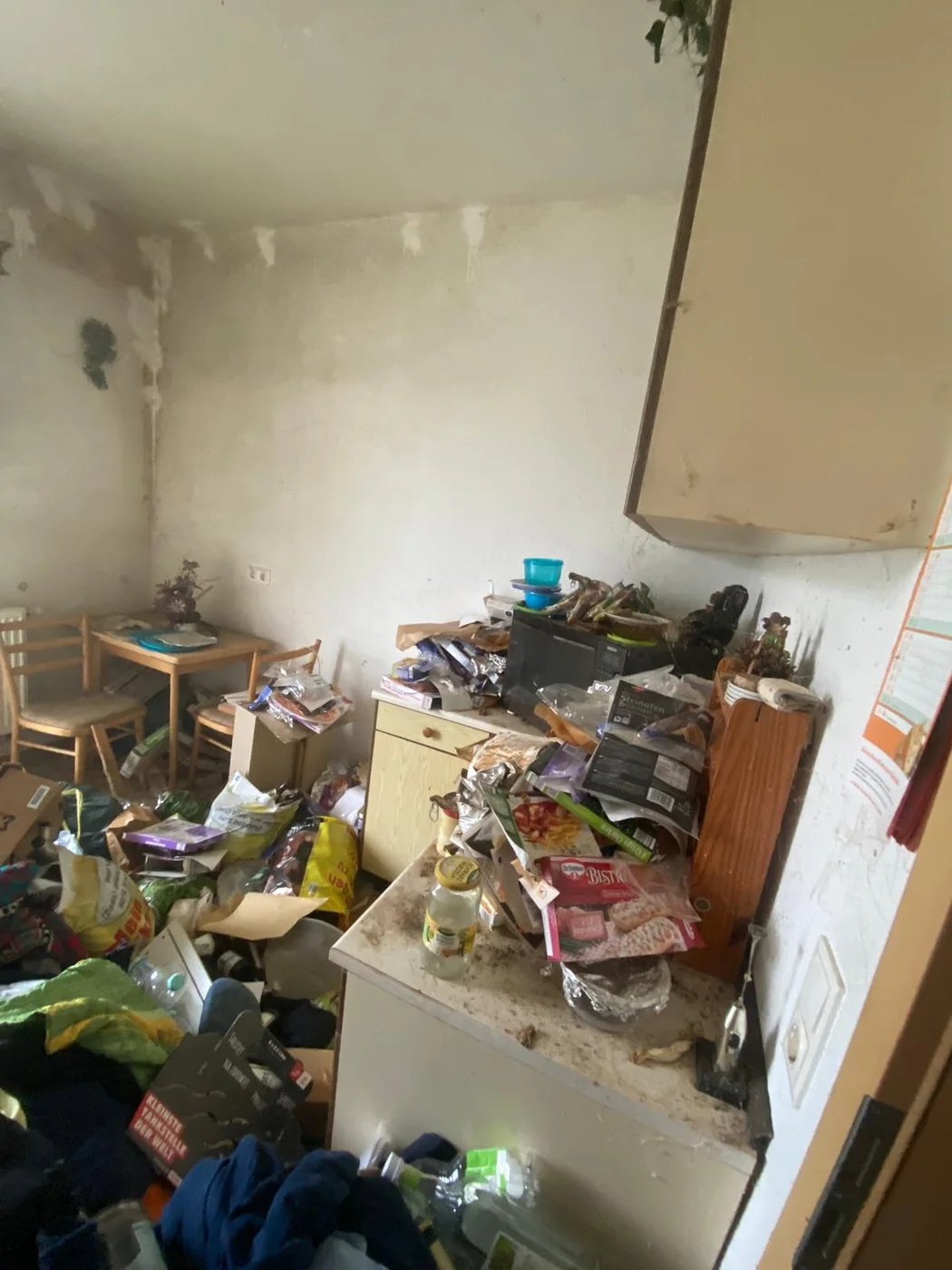 Stark vollgestellter Raum mit Hausrat und Müll vor der Haus-Entrümpelung