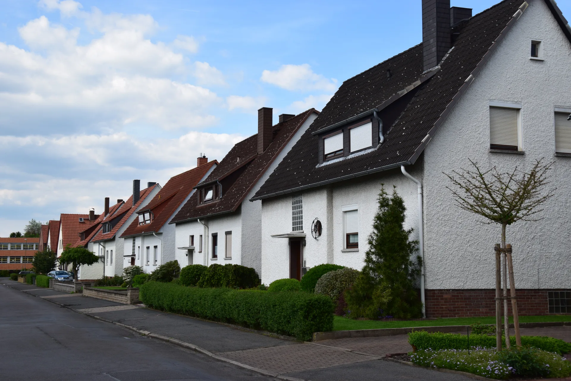 Beispielhafte Wohnstrasse mit gepflegten Einfamilienhäusern im Großraum Leipzig, generische Stimmung, kein konkretes Objekt