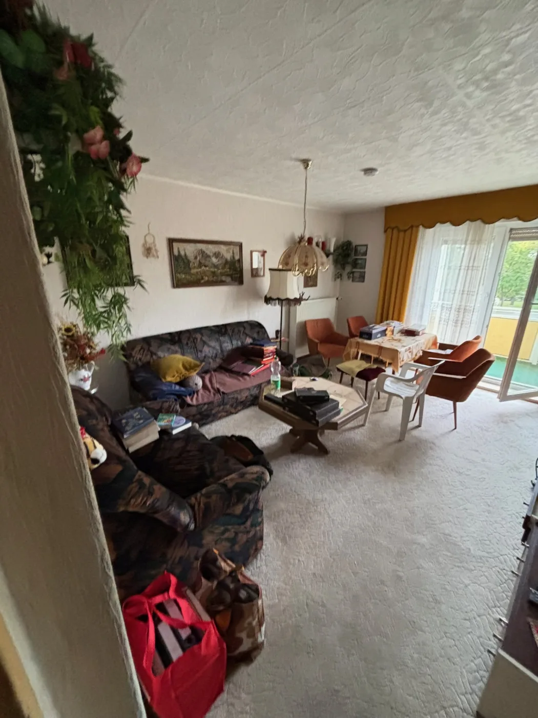 Vollständig eingerichtetes Wohnzimmer vor der Räumung