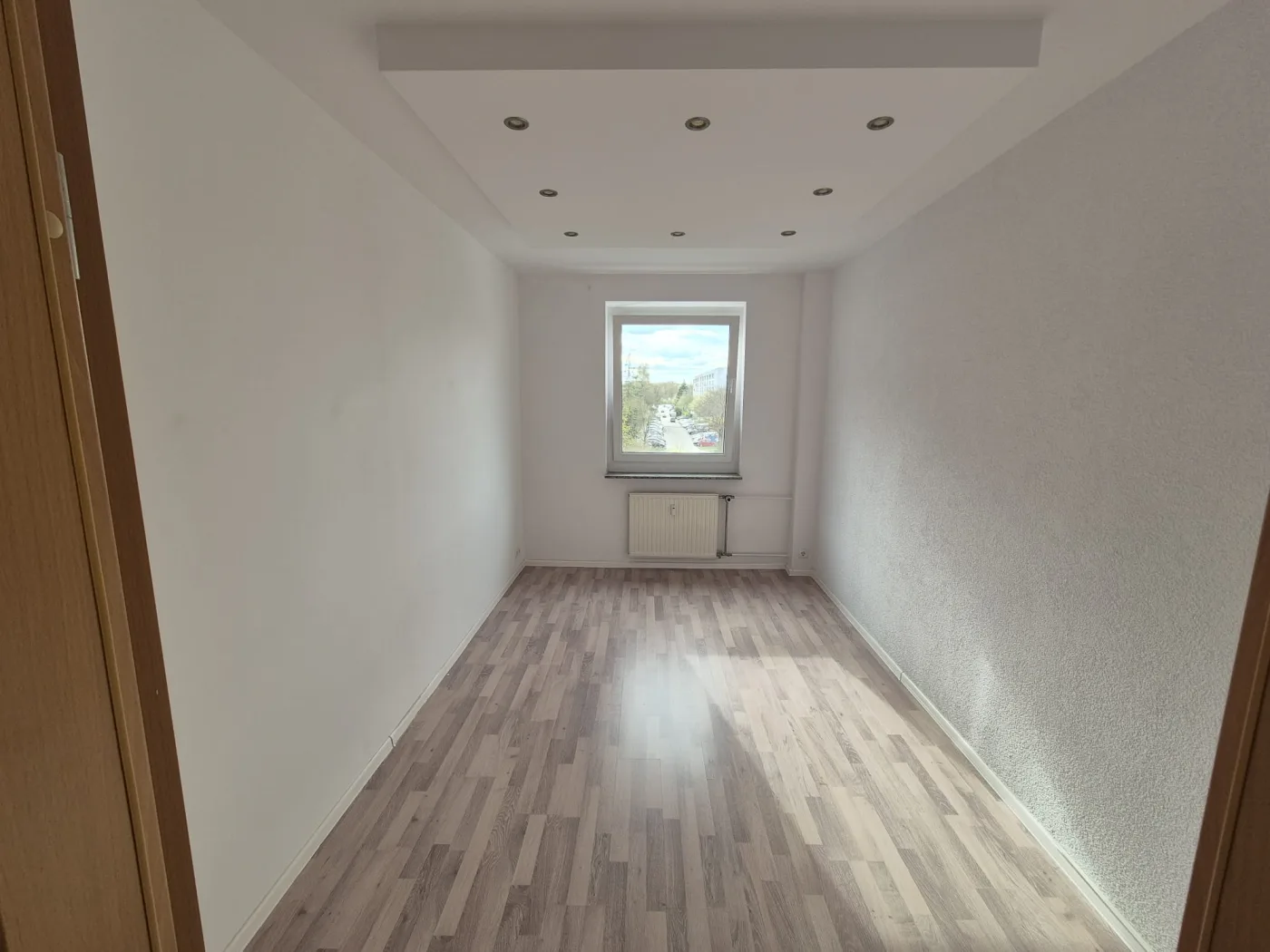 Leerer, besenrein übergebener Raum nach der Wohnungsauflösung
