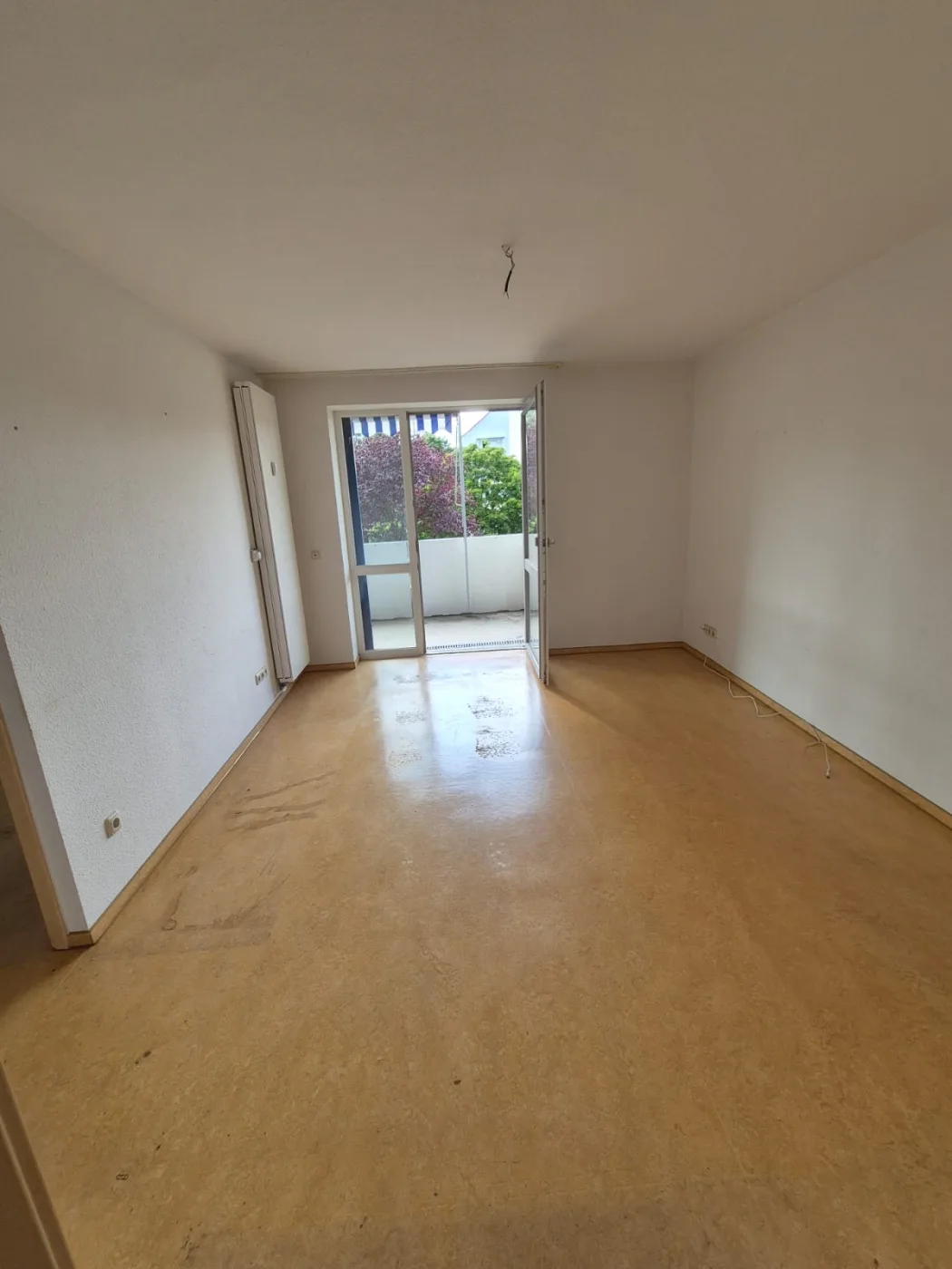 Leerer, besenrein übergebener Raum nach der Wohnungsauflösung