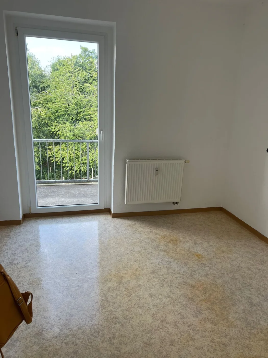 Leerer, besenrein übergebener Raum nach der Wohnungsauflösung